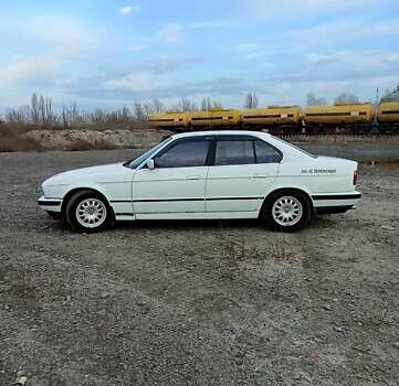 Білий БМВ 5 Серія, об'ємом двигуна 2 л та пробігом 350 тис. км за 2600 $, фото 5 на Automoto.ua