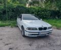 Белый БМВ 5 Серия, объемом двигателя 3.5 л и пробегом 320 тыс. км за 3810 $, фото 1 на Automoto.ua