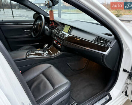 Білий БМВ 5 Серія, об'ємом двигуна 2 л та пробігом 200 тис. км за 12900 $, фото 18 на Automoto.ua