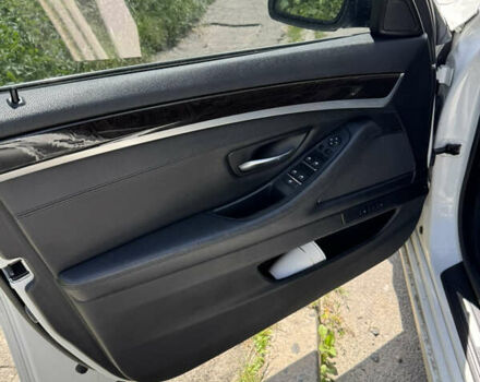 Білий БМВ 5 Серія, об'ємом двигуна 2 л та пробігом 305 тис. км за 12000 $, фото 9 на Automoto.ua