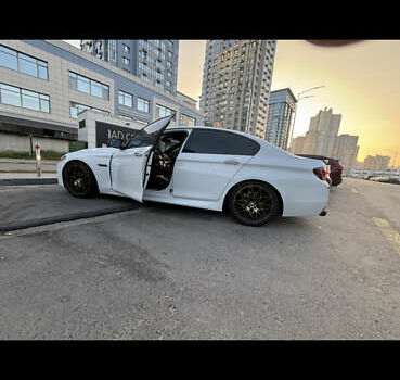 БМВ 5 Серия 2015 в Киеве на Automoto.ua Белый БМВ 5 Серия, объемом двигателя 2.98 л и пробегом 147 тыс. км за 17000 $, фото 7 на Automoto.ua