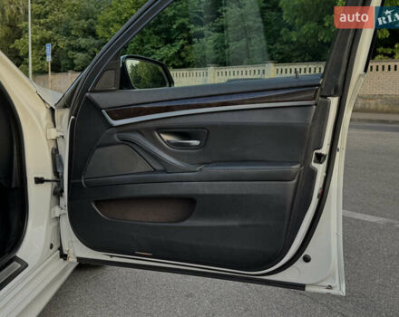 Белый БМВ 5 Серия, объемом двигателя 2.98 л и пробегом 128 тыс. км за 20699 $, фото 18 на Automoto.ua