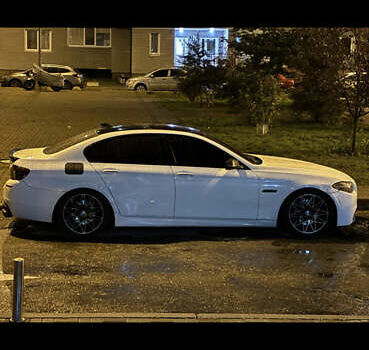 БМВ 5 Серия 2015 в Киеве на Automoto.ua Белый БМВ 5 Серия, объемом двигателя 2.98 л и пробегом 147 тыс. км за 17000 $, фото 10 на Automoto.ua