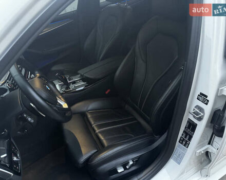 Білий БМВ 5 Серія, об'ємом двигуна 2 л та пробігом 123 тис. км за 31900 $, фото 17 на Automoto.ua