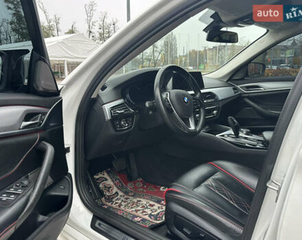 Белый БМВ 5 Серия, объемом двигателя 3 л и пробегом 220 тыс. км за 29950 $, фото 10 на Automoto.ua