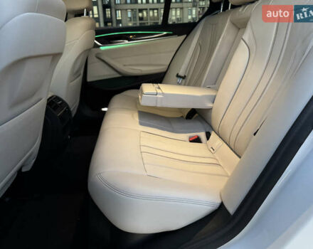 Білий БМВ 5 Серія, об'ємом двигуна 2 л та пробігом 70 тис. км за 29888 $, фото 48 на Automoto.ua
