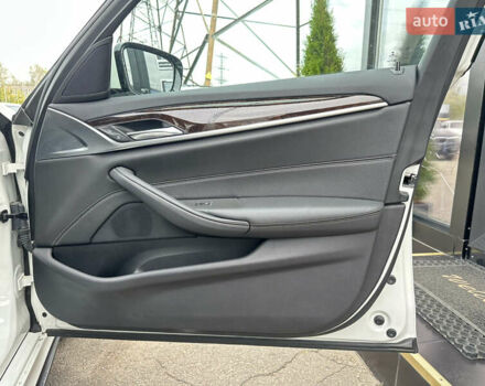 Белый БМВ 5 Серия, объемом двигателя 3 л и пробегом 99 тыс. км за 33500 $, фото 25 на Automoto.ua