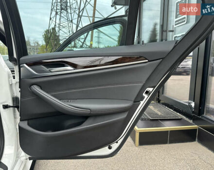 Белый БМВ 5 Серия, объемом двигателя 3 л и пробегом 99 тыс. км за 33500 $, фото 22 на Automoto.ua