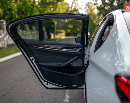 Білий БМВ 5 Серія, об'ємом двигуна 3 л та пробігом 56 тис. км за 50000 $, фото 76 на Automoto.ua