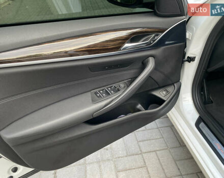 Білий БМВ 5 Серія, об'ємом двигуна 2 л та пробігом 72 тис. км за 28000 $, фото 11 на Automoto.ua