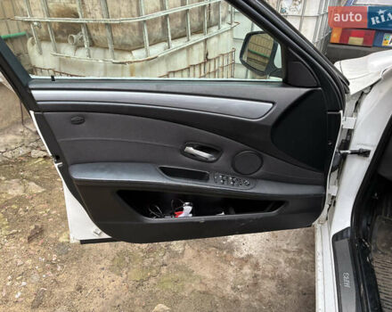 Белый БМВ 5 Серия, объемом двигателя 2 л и пробегом 227 тыс. км за 11978 $, фото 9 на Automoto.ua