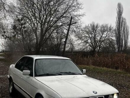 Белый БМВ 5 Серия, объемом двигателя 3.5 л и пробегом 440 тыс. км за 1800 $, фото 1 на Automoto.ua