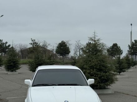 Белый БМВ 5 Серия, объемом двигателя 2.5 л и пробегом 444 тыс. км за 3500 $, фото 1 на Automoto.ua