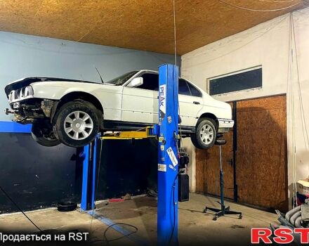 Белый БМВ 5 Серия, объемом двигателя 2.5 л и пробегом 321 тыс. км за 1600 $, фото 1 на Automoto.ua