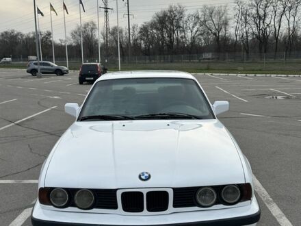 Белый БМВ 5 Серия, объемом двигателя 2 л и пробегом 303 тыс. км за 1850 $, фото 1 на Automoto.ua