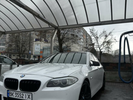 Белый БМВ 5 Серия, объемом двигателя 3 л и пробегом 206 тыс. км за 16800 $, фото 1 на Automoto.ua