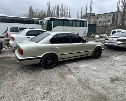 Желтый БМВ 5 Серия, объемом двигателя 2.5 л и пробегом 200 тыс. км за 4000 $, фото 1 на Automoto.ua