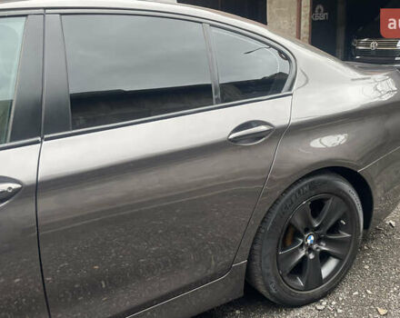 Серый БМВ 5 Серия, объемом двигателя 3 л и пробегом 315 тыс. км за 10000 $, фото 4 на Automoto.ua
