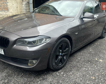 Серый БМВ 5 Серия, объемом двигателя 3 л и пробегом 315 тыс. км за 10000 $, фото 1 на Automoto.ua
