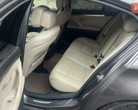 Серый БМВ 5 Серия, объемом двигателя 3 л и пробегом 315 тыс. км за 10000 $, фото 16 на Automoto.ua