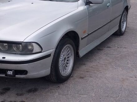 Серый БМВ 5 Серия, объемом двигателя 2.5 л и пробегом 334 тыс. км за 3000 $, фото 1 на Automoto.ua