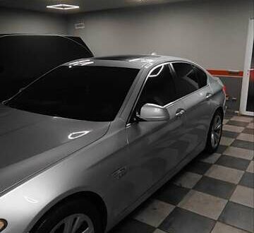 Серый БМВ 5 Серия, объемом двигателя 3 л и пробегом 250 тыс. км за 12500 $, фото 1 на Automoto.ua