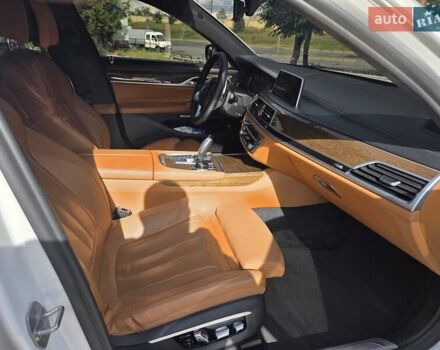 Білий БМВ 7 Серія, об'ємом двигуна 3 л та пробігом 100 тис. км за 33500 $, фото 11 на Automoto.ua