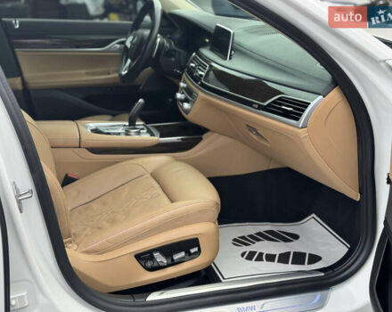 Білий БМВ 7 Серія, об'ємом двигуна 3 л та пробігом 71 тис. км за 49500 $, фото 18 на Automoto.ua