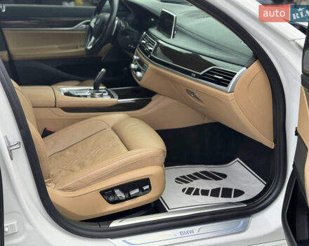 Білий БМВ 7 Серія, об'ємом двигуна 3 л та пробігом 71 тис. км за 49500 $, фото 17 на Automoto.ua