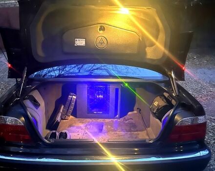 Черный БМВ 7 Серия, объемом двигателя 3.5 л и пробегом 300 тыс. км за 6000 $, фото 1 на Automoto.ua