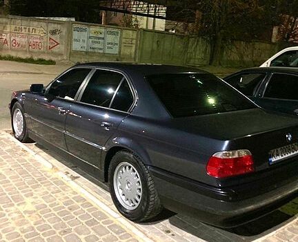 Серый БМВ 7 Серия, объемом двигателя 3.5 л и пробегом 398 тыс. км за 5500 $, фото 7 на Automoto.ua