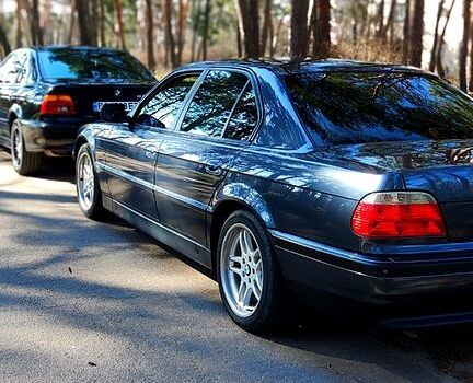 Серый БМВ 7 Серия, объемом двигателя 3.5 л и пробегом 398 тыс. км за 5500 $, фото 2 на Automoto.ua