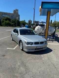 Серый БМВ 7 Серия, объемом двигателя 4.4 л и пробегом 435 тыс. км за 5500 $, фото 1 на Automoto.ua