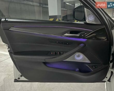 БМВ М5 2019 в Днепре (Днепропетровске) на Automoto.ua Белый БМВ М5, объемом двигателя 4.4 л и пробегом 23 тыс. км за 68500 $, фото 26 на Automoto.ua