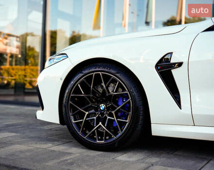 Белый БМВ M8, объемом двигателя 4.39 л и пробегом 25 тыс. км за 105000 $, фото 6 на Automoto.ua