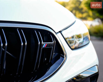 Белый БМВ M8, объемом двигателя 4.39 л и пробегом 25 тыс. км за 105000 $, фото 5 на Automoto.ua