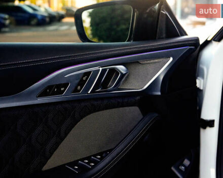 Белый БМВ M8, объемом двигателя 4.39 л и пробегом 25 тыс. км за 105000 $, фото 14 на Automoto.ua