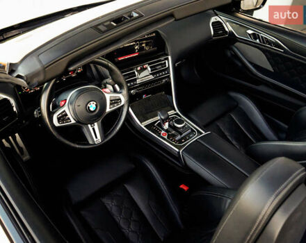 Белый БМВ M8, объемом двигателя 4.39 л и пробегом 25 тыс. км за 105000 $, фото 10 на Automoto.ua