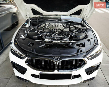 Белый БМВ M8, объемом двигателя 4.39 л и пробегом 25 тыс. км за 105000 $, фото 9 на Automoto.ua