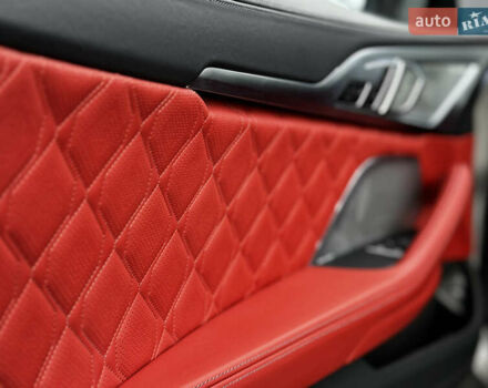 Серый БМВ M8, объемом двигателя 4.4 л и пробегом 17 тыс. км за 109000 $, фото 19 на Automoto.ua