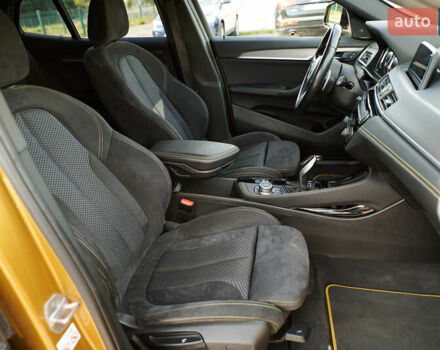 Желтый БМВ X2, объемом двигателя 2 л и пробегом 66 тыс. км за 33500 $, фото 20 на Automoto.ua