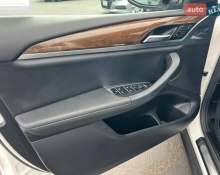 Білий БМВ Х3, об'ємом двигуна 2 л та пробігом 82 тис. км за 9800 $, фото 19 на Automoto.ua