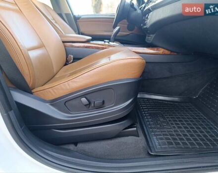 Белый БМВ Х5, объемом двигателя 3 л и пробегом 314 тыс. км за 17800 $, фото 36 на Automoto.ua