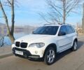 Белый БМВ Х5, объемом двигателя 3 л и пробегом 320 тыс. км за 10000 $, фото 1 на Automoto.ua