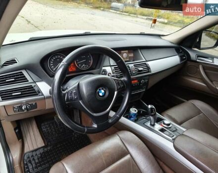 Белый БМВ Х5, объемом двигателя 3 л и пробегом 314 тыс. км за 14699 $, фото 28 на Automoto.ua