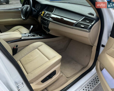 Белый БМВ Х5, объемом двигателя 2.99 л и пробегом 195 тыс. км за 15500 $, фото 7 на Automoto.ua