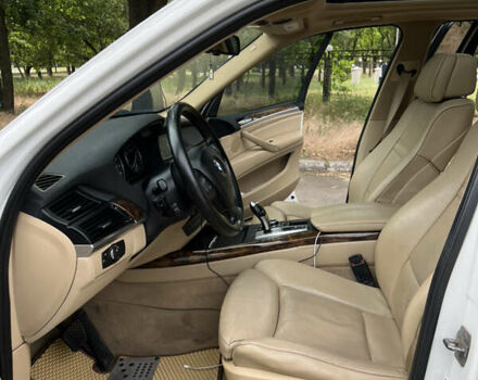 Белый БМВ Х5, объемом двигателя 3 л и пробегом 235 тыс. км за 17500 $, фото 13 на Automoto.ua