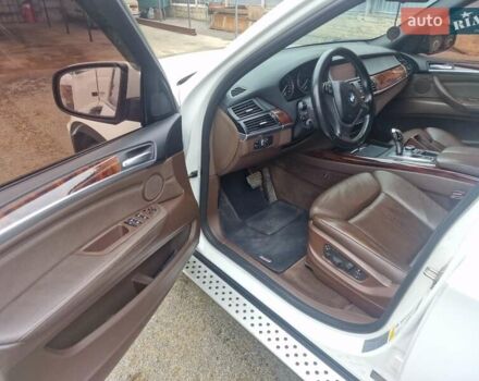 Белый БМВ Х5, объемом двигателя 3 л и пробегом 265 тыс. км за 16000 $, фото 5 на Automoto.ua