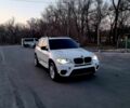 Белый БМВ Х5, объемом двигателя 3 л и пробегом 220 тыс. км за 15800 $, фото 1 на Automoto.ua
