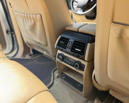 Белый БМВ Х5, объемом двигателя 3 л и пробегом 220 тыс. км за 12500 $, фото 11 на Automoto.ua